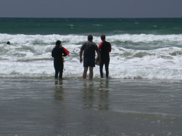 Since the water was rather cold none of us non-wetsuited individuals were daft enough to go in and help.