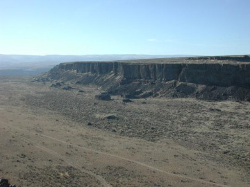 Our last stop of the day was at Frenchman Springs Coulee where we saw some spectacular flood basalt exposure and the results of the floods carving the coulee.