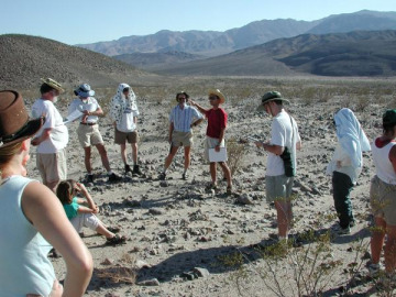 After this diversion we entered Death Valley. At Shoreline Butte, Felipe discussed Pleistocene lakes and palaeoshorelines.