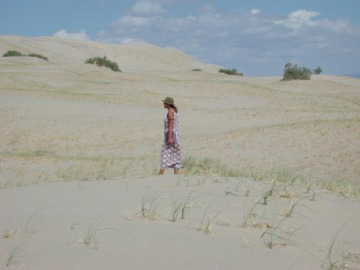 Ingrid and Gwen showed us the Kelso Dunes, which failed to boom for us.