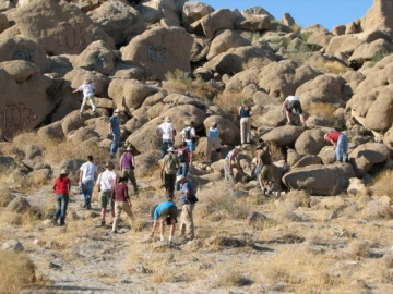 Examining the fossil shoreline of ancient Lake Cahuilla.