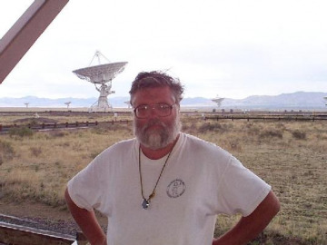 We stopped for lunch at the Very Large Array. You'd think astronomers would be better at coming up with names from things than this, but no. Jonathan talked about this array of 25m radio telescopes and its connections to SETI and Jodie Foster's Contact. This project was completed ahead of schedule and under budget. Tourists in the visitors' centre seemed to enjoy Jonathan's talk.