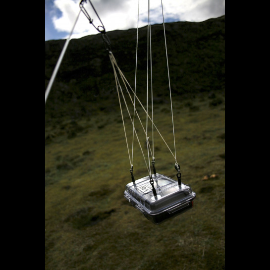 A camera attached to the kite used in Laki. The motion of flight naturally changes the view of the camera to acquire photos for aerial remote sensing. 