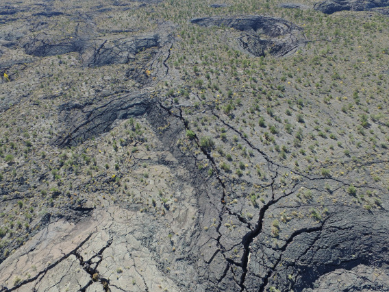 Fractured margins of the McCartys lava flow field in New Mexico. (Photo: C. Hamilton)