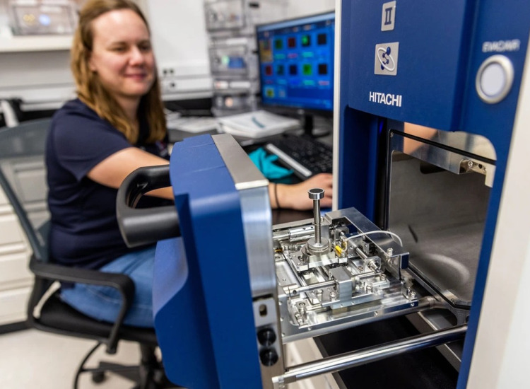 Jessica Barnes working in the Kuiper-Arizona Laboratory for Astromaterials Analysis at the University of Arizona