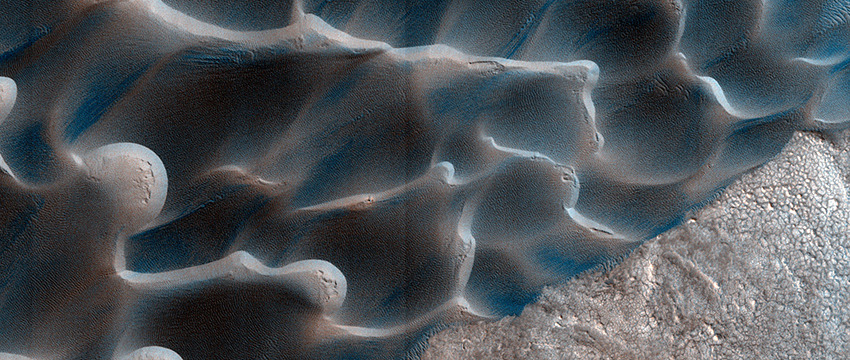 The retreat of Mars' polar cap of frozen carbon dioxide during the spring and summer generates winds that drive the largest movements of sand dunes observed on the red planet. (Image: NASA/JPL/University of Arizona/USGS)